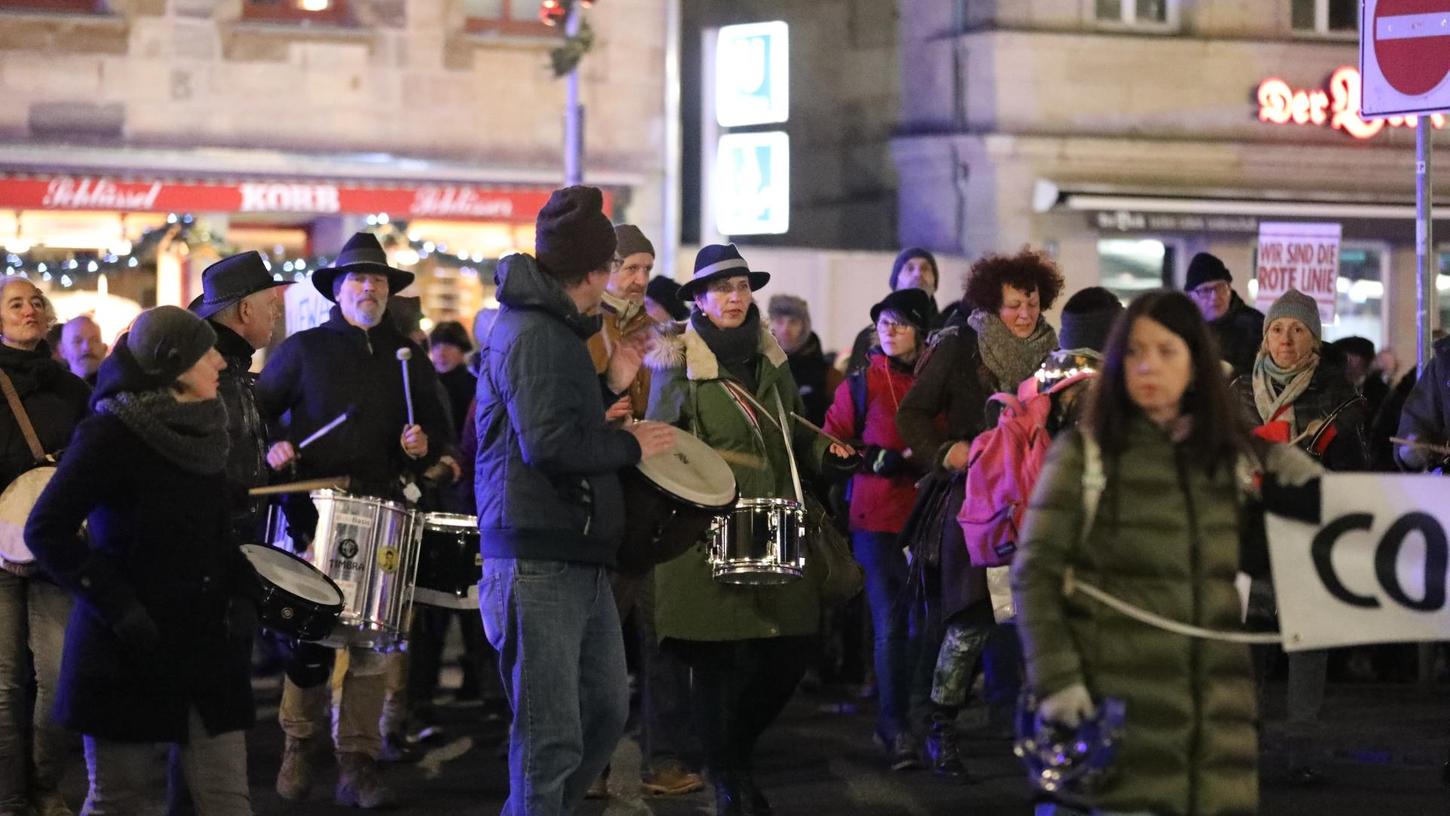 Geräuschvoll mit Trommeln, aber friedlich zogen einige hundert Menschen durch das Fürther Stadtgebiet. Geräuschvoll mit Trommeln, aber friedlich zogen einige hundert Menschen durch das Fürther Stadtgebiet.