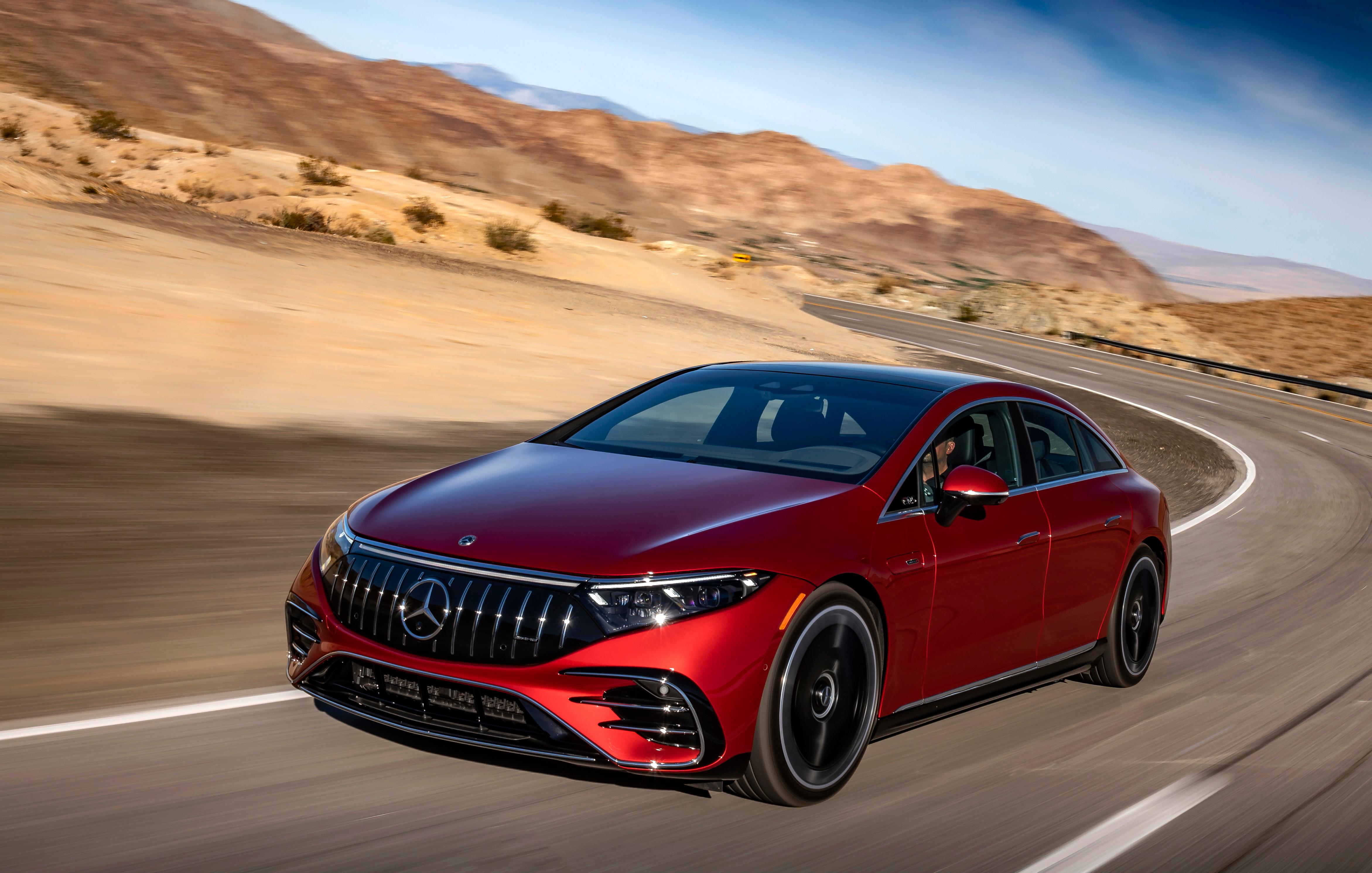 Das Dual-Motor-Konzept erbringt eine Leistung von 484 kW/658 PS. Und auch das ist noch nicht das Maximum, denn das optionale Dynamic-Plus-Paket kitzelt im Race-Start-Modus (Launch Control) kurzzeitig sogar 560 kW/761 PS wach, plus ein Drehmoment von 1020 Newtonmetern.