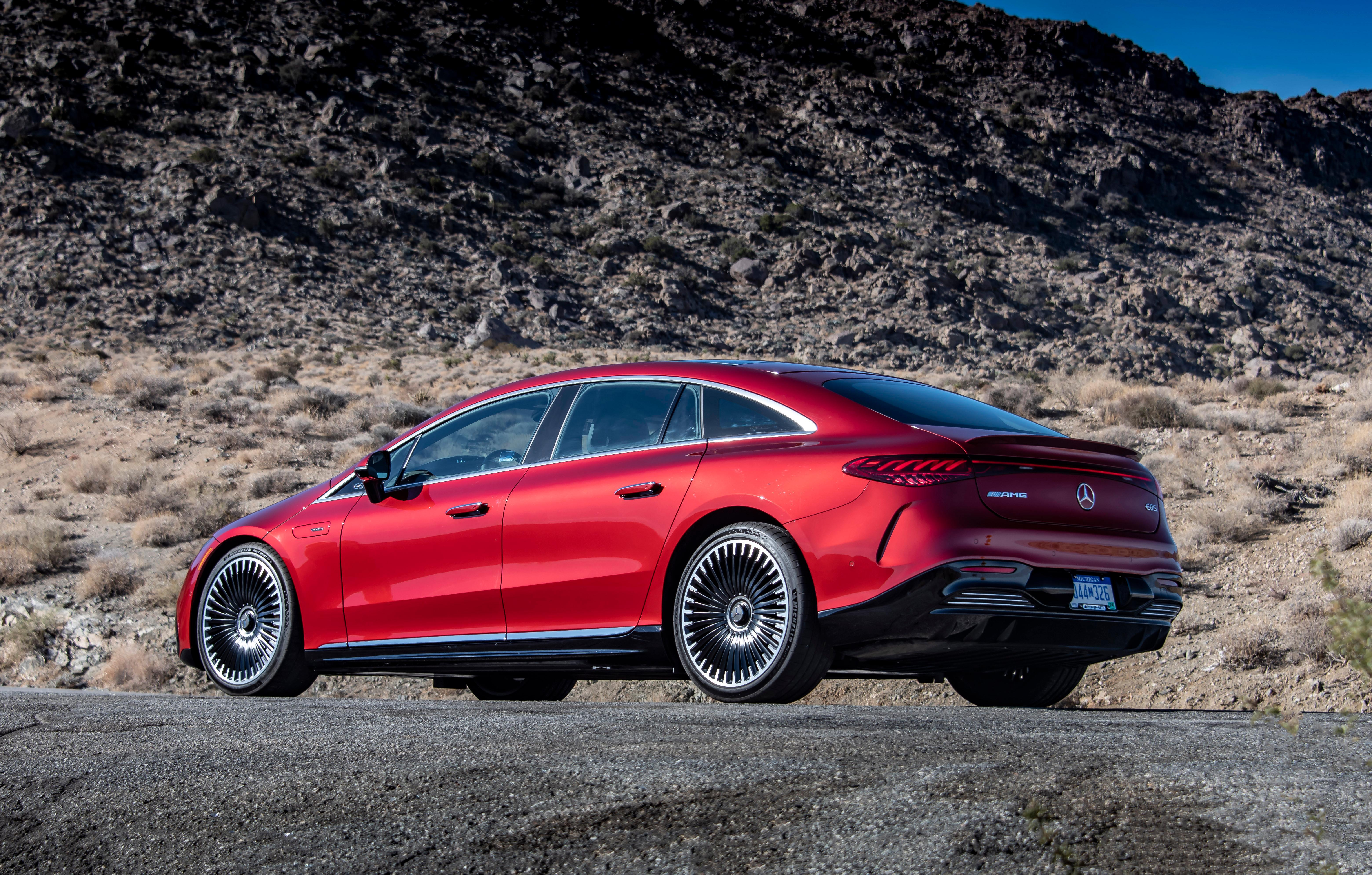 Als Energiespeicher dient ein Lithium-Ionen-Akku der Kapazität 107,8 kWh. Er ermöglicht nach WLTP-Norm eine Reichweite von bis zu 585 Kilometern.