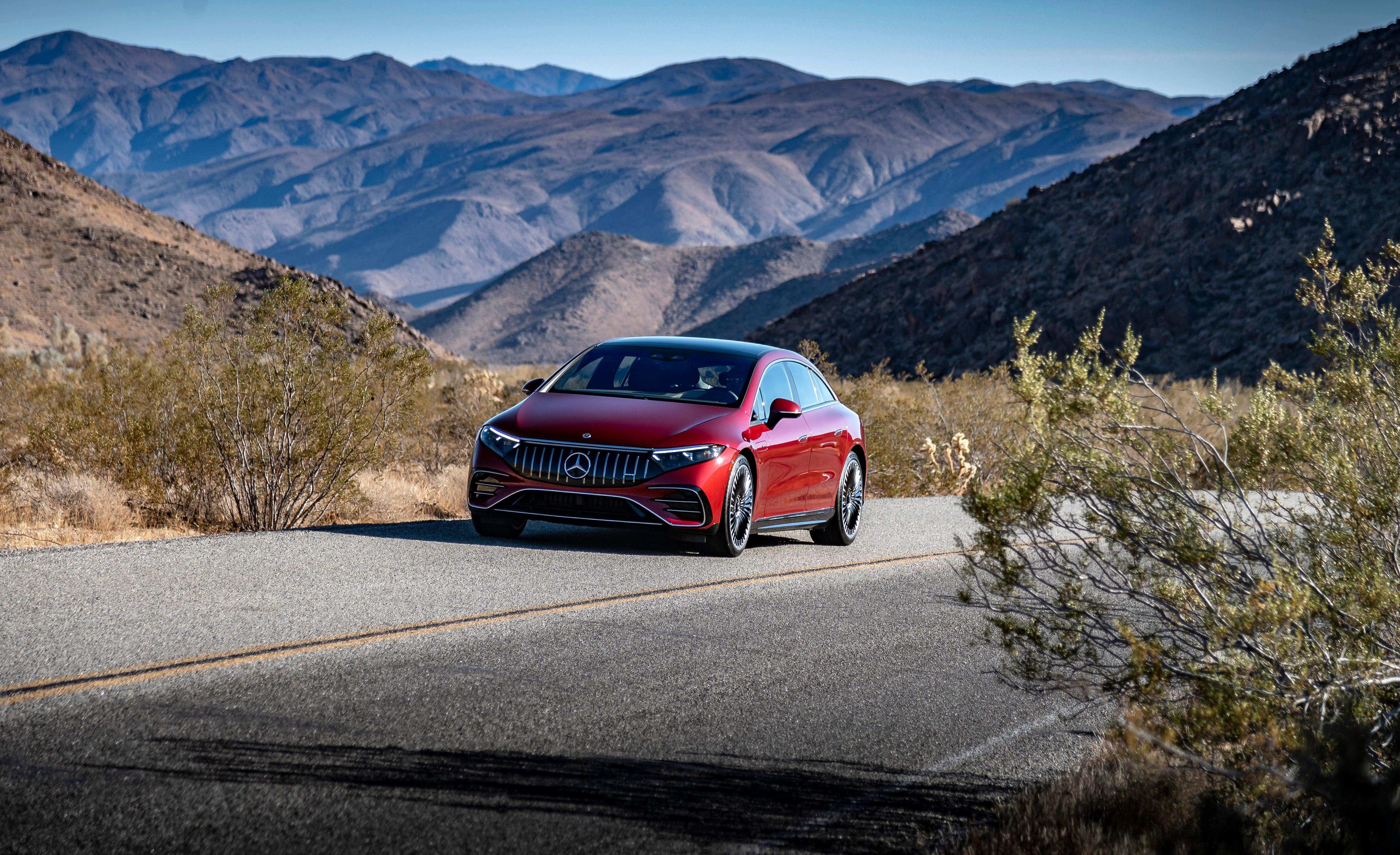 Serienmäßig verfügt der AMG EQS über Allradantrieb, Luftfederung und Hinterachslenkung.