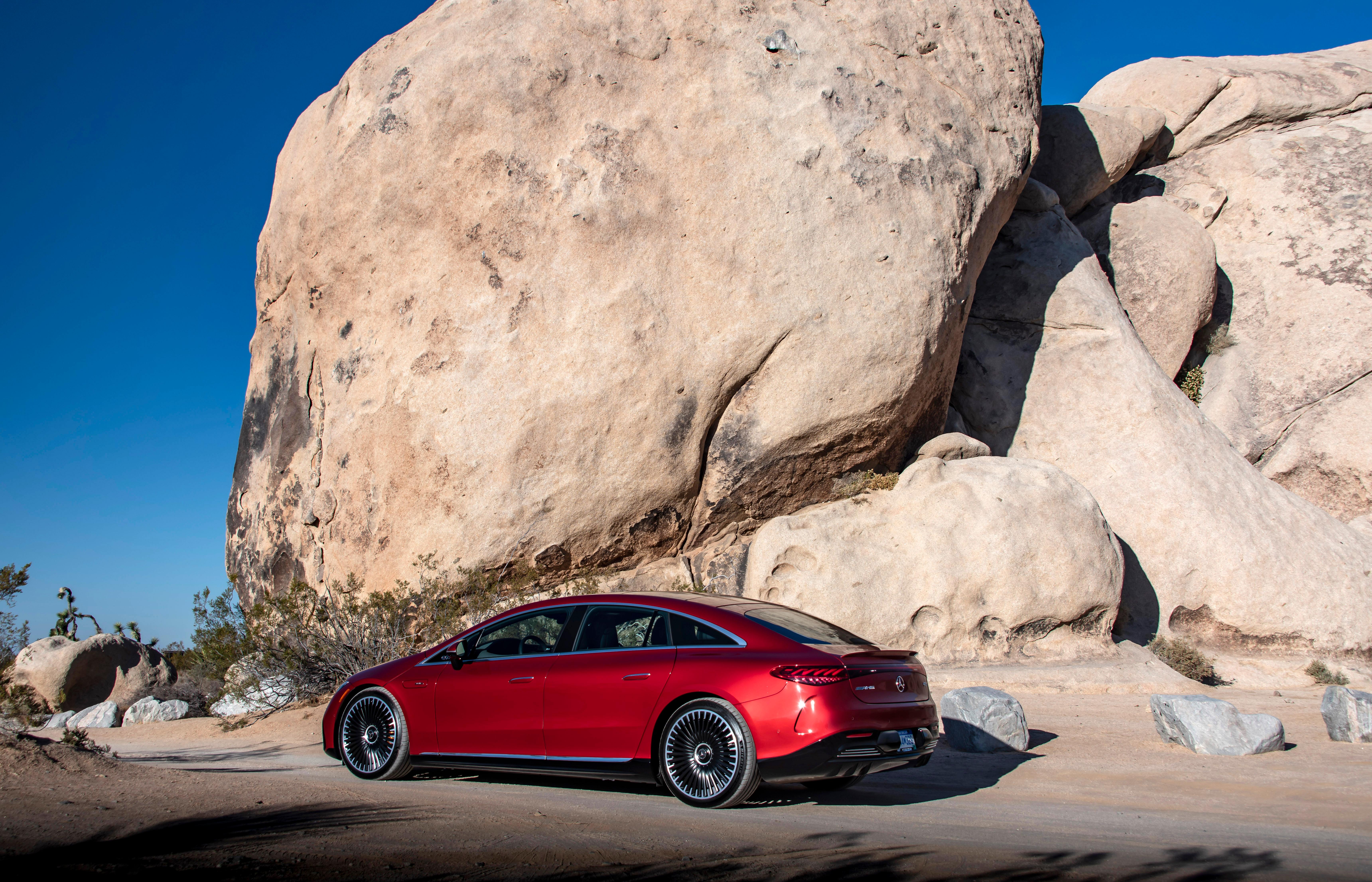 Wer auf Klangfülle aus ist, kann sich gemäß des gewählten Fahrmodus einen vom Computer komponierten "Performance-Sound" um die Ohren wehen lassen.