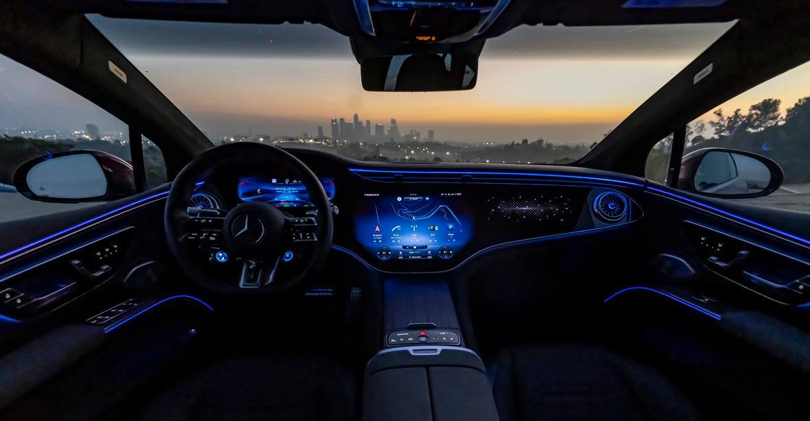 Zentrales Element im luxuriösen Interieur ist der spektakuläre Hyperscreen, der drei Bildschirme unter einer Glasfläche vereint und praktisch die gesamte Breite des Armaturenträgers einnimmt.