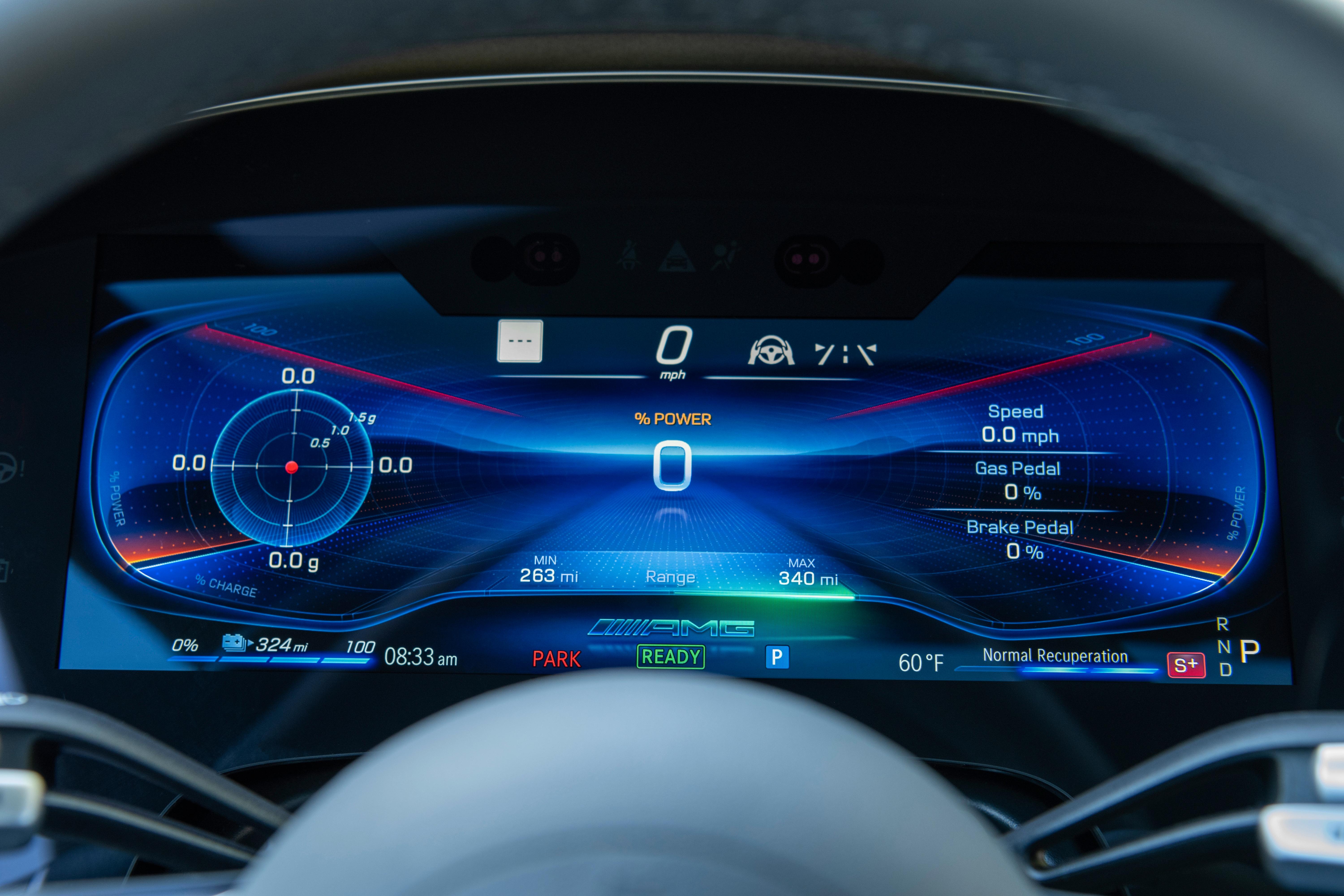 Der AMG-EQS bietet den Hyperscreen serienmäßig, hier bekommt er zusätzliche Anzeigestile und vermittelt diverse Extra-Informationen wie die Leistungsabgabe in Prozent.