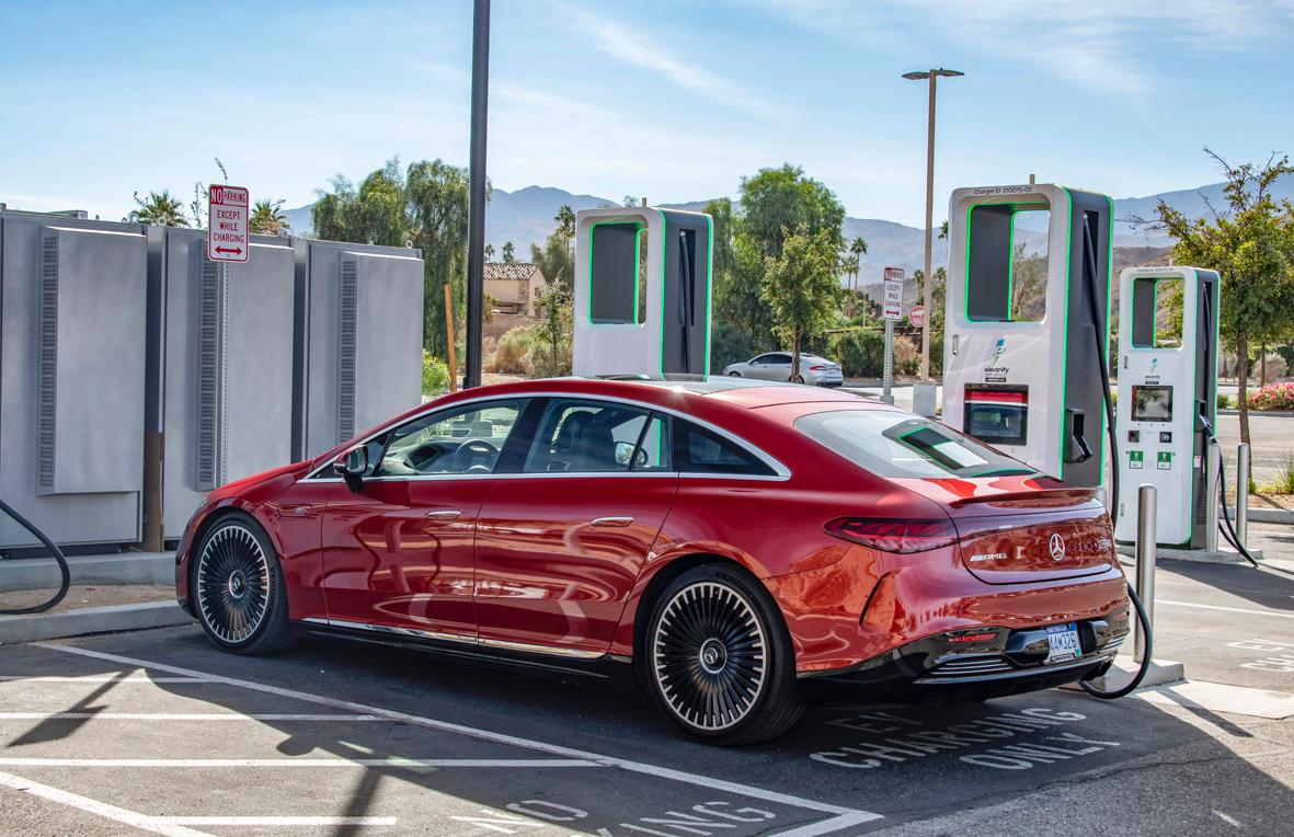 An der Wallbox oder öffentlichen Ladestation tankt der AMG EQS mit bis zu 22 kW, Gleichstrom aus der Schnellladestation bezieht er mit bis zu 200 kW.