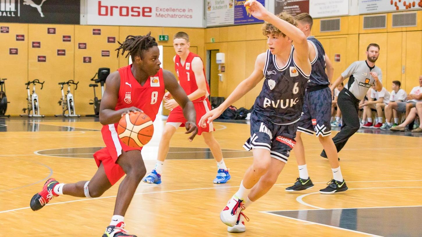 Die meisten Gegenspieler sind größer, aber dank seiner Schnelligkeit, Wendigkeit und Sprungkraft setzt sich Matteo Sattler immer wieder unter dem Korb durch.
Die meisten Gegenspieler sind größer, aber dank seiner Schnelligkeit, Wendigkeit und Sprungkraft setzt sich Matteo Sattler immer wieder unter dem Korb durch.