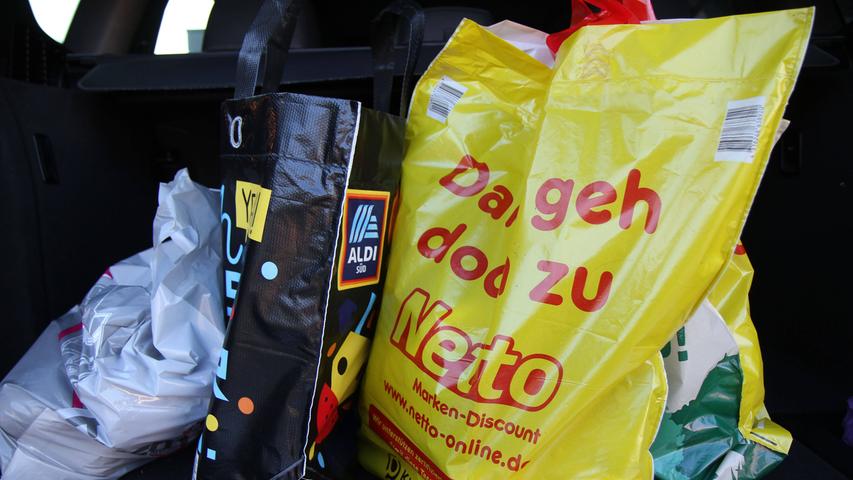 Ab dem 1. Januar dürfen an den deutschen Ladenkassen keine Einkaufstüten aus Plastik mehr angeboten werden. Konkret geht es um leichte Kunststofftragetaschen mit einer Wandstärke zwischen 15 und 50 Mikrometer - das sind die Standard-Tüten, die man beim Einkaufen bekommt. Ausgenommen sind besonders stabile Mehrweg-Tüten sowie die dünnen Plastikbeutel, die man etwa am Obst- und Gemüsestand findet.
