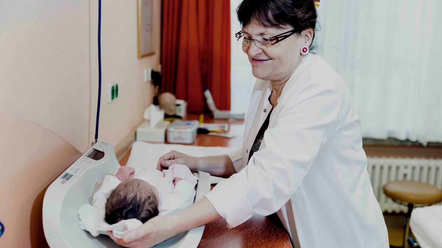 Chefärztin Dr. Liane Humann-Scheuenstuhl mit einem Neugeborenen. Chefärztin Dr. Liane Humann-Scheuenstuhl mit einem Neugeborenen.