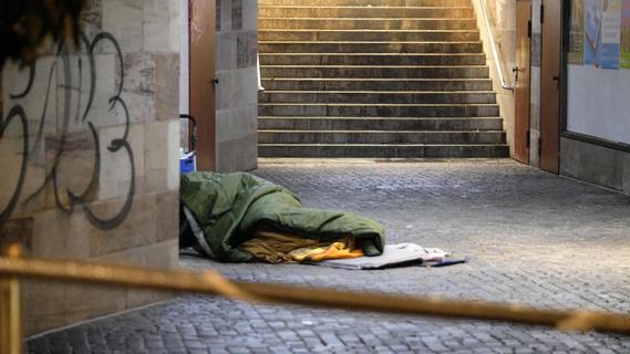 Brutale Attacke in Franken: 15-Jähriger schlägt schlafenden Obdachlosen krankenhausreif