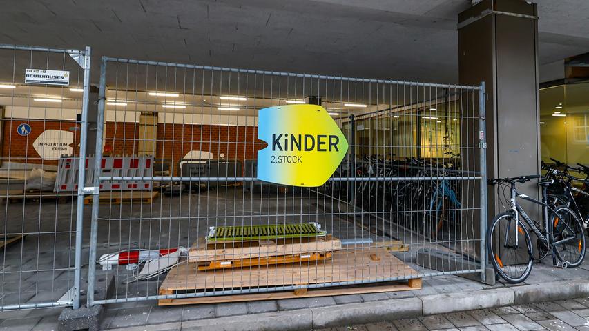 Das Erlanger Impfzentrum für Kinder wurde über den Räumen des regulären Impfzentrums in der Sedanstraße eingerichtet und verfügt über einen eigenen Eingang in der Nägelsbachstraße. Große Schilder weisen den Weg.