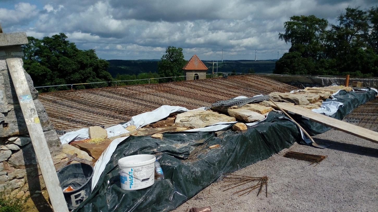 Auch 2021 liefen im aktuellen Vier-Jahresprogramm wieder umfangreiche Sanierungsarbeiten, unter anderem auf der Bastion Roßmühle, wo die Plattform instand gesetzt wurde, und an der Bürgerzisterne, wo die Außenmauer stabilisiert wurde. Zu sehen ist die neue Bewehrung, die auf der Roßmühle eingebaut wurde. Auch 2021 liefen im aktuellen Vier-Jahresprogramm wieder umfangreiche Sanierungsarbeiten, unter anderem auf der Bastion Roßmühle, wo die Plattform instand gesetzt wurde, und an der Bürgerzisterne, wo die Außenmauer stabilisiert wurde. Zu sehen ist die neue Bewehrung, die auf der Roßmühle eingebaut wurde.