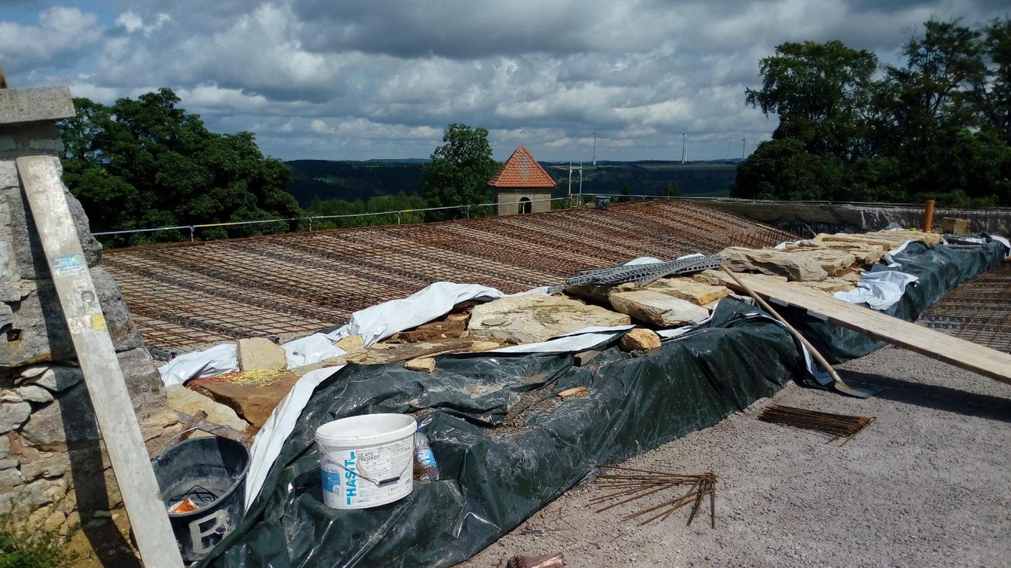 Auch 2021 liefen im aktuellen Vier-Jahresprogramm wieder umfangreiche Sanierungsarbeiten, unter anderem auf der Bastion Roßmühle, wo die Plattform instand gesetzt wurde, und an der Bürgerzisterne, wo die Außenmauer stabilisiert wurde. Zu sehen ist die neue Bewehrung, die auf der Roßmühle eingebaut wurde.