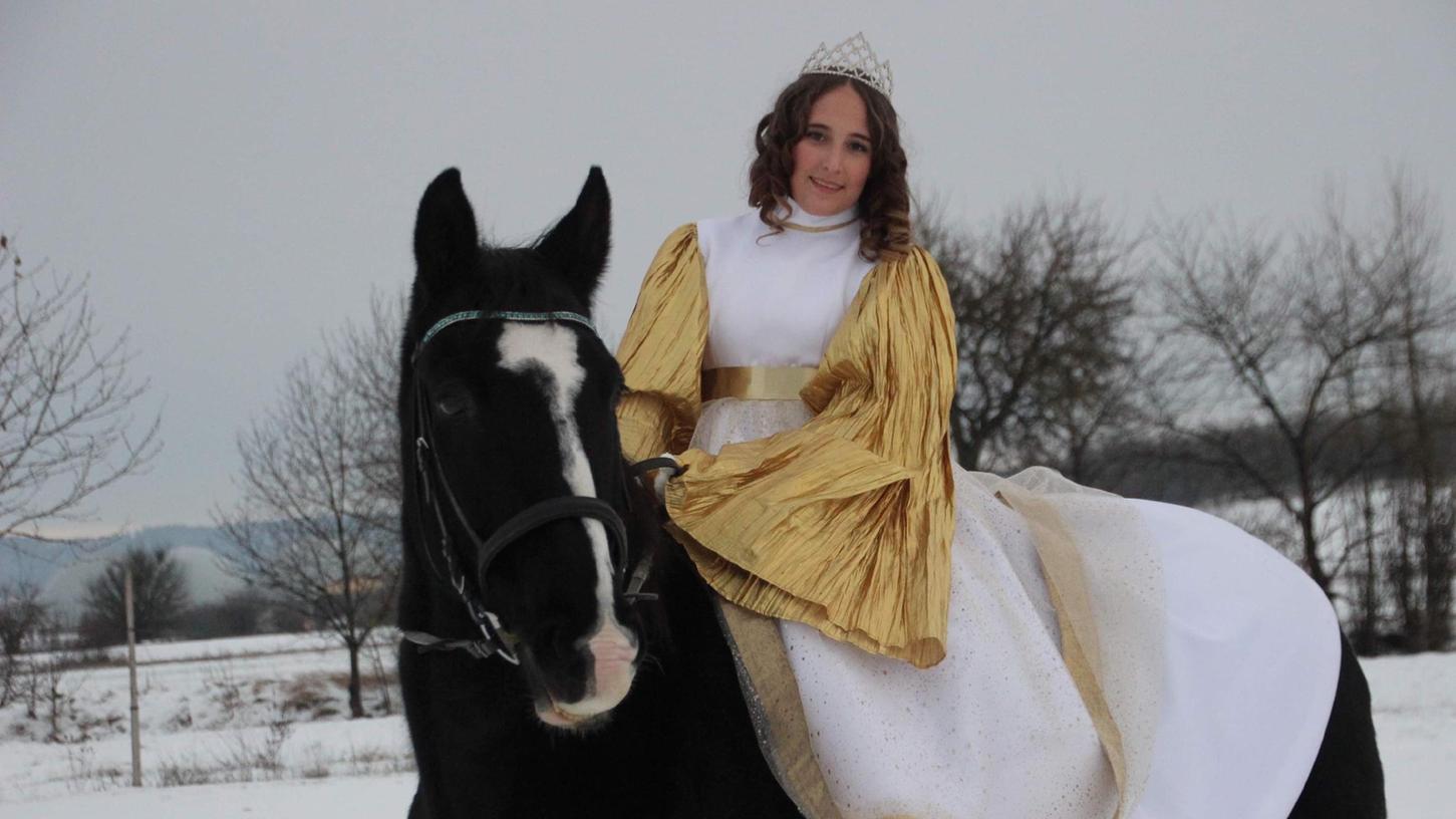 Einmal Christkind sein: Diesen Traum hatte Annelie Jacob – hier mit Pferd Sullivan – schon immer ein wenig.
Einmal Christkind sein: Diesen Traum hatte Annelie Jacob – hier mit Pferd Sullivan – schon immer ein wenig.