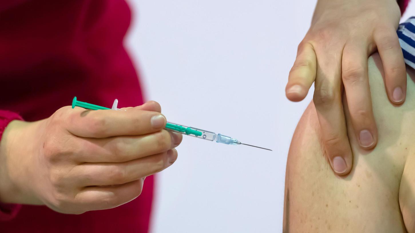 Impfen im Akkord: Über 292000 mal wurde in den vergangenen zwölf Monaten in Schwabach und im Landkreis gegen Corona angespritzt. Knapp 68 Prozent der Bevölkerung sind grundimmunisiert, knapp 38 Prozent haben den Booster. 