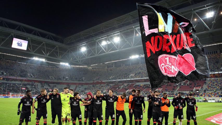 Ein Club für Lina: Enrico Valentini schwenkt nach einem Sieg gegen Düsseldorf die große Fahne. 

