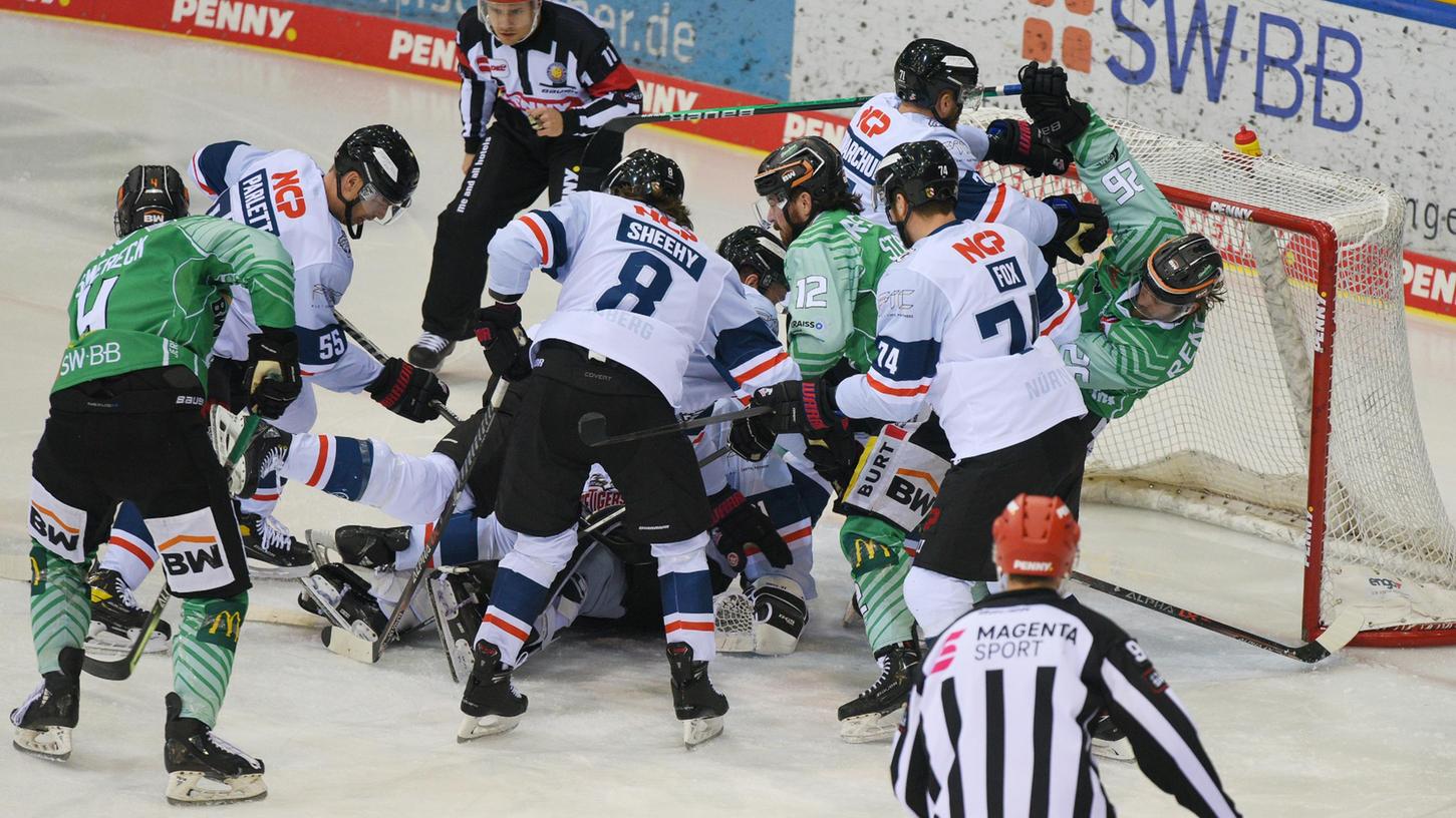 Zusammenrücken: In Bietigheim ging es eng zu zwischen den Ice Tigers und ihren Gastgebern. Abgesehen vom zweiten Drittel.