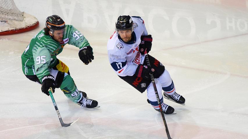 Torschütze: Kapitän Patrick Reimer (rechts) brachte die Ice Tigers mit 1:0 in Führung, hier duelliert er sich mit Bietigheims Brendan Ranford.
Torschütze: Kapitän Patrick Reimer (rechts) brachte die Ice Tigers mit 1:0 in Führung, hier duelliert er sich mit Bietigheims Brendan Ranford.