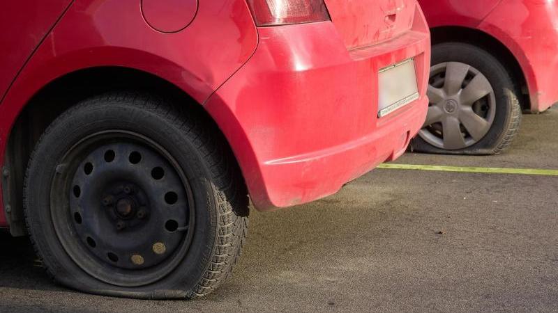 Weil der Reifen eines vorausfahrenden Pkw so beschädigt war, dass er Funken schlug, riefen Verkehrsteilnehmer in Herzogenaurach die Polizei. (Symbolbild)