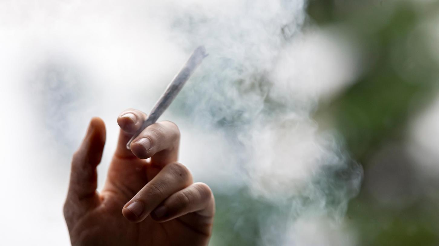 Bayerns Gesundheitsminister Klaus Holetschek (CSU) hat die neue Bundesregierung aufgefordert, ihre Pläne zur Legalisierung von Cannabis zu überdenken. (Symbolbild)
