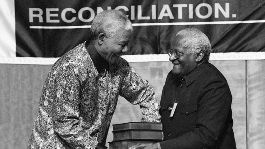 Desmond Tutu (rechts) galt als eine unbeugsame moralische Instanz. Als einer der weltweit bekanntesten Wortführer gegen Südafrikas Apartheid bekam er einst den Friedensnobelpreis. Am 26. Dezember starb er in Kapstadt.