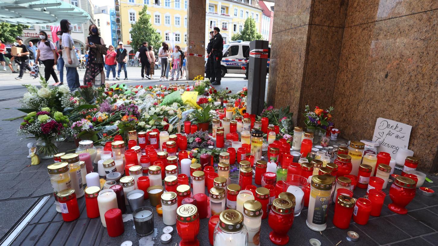Nach der Messerattacke legten Menschen Blumen und Kerzen vor dem Kaufhaus in der Würzburger Innenstadt ab. 