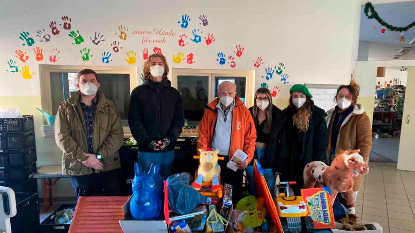 Die Organisatorinnen und Organisatoren der Sammelaktion vor den Spenden.