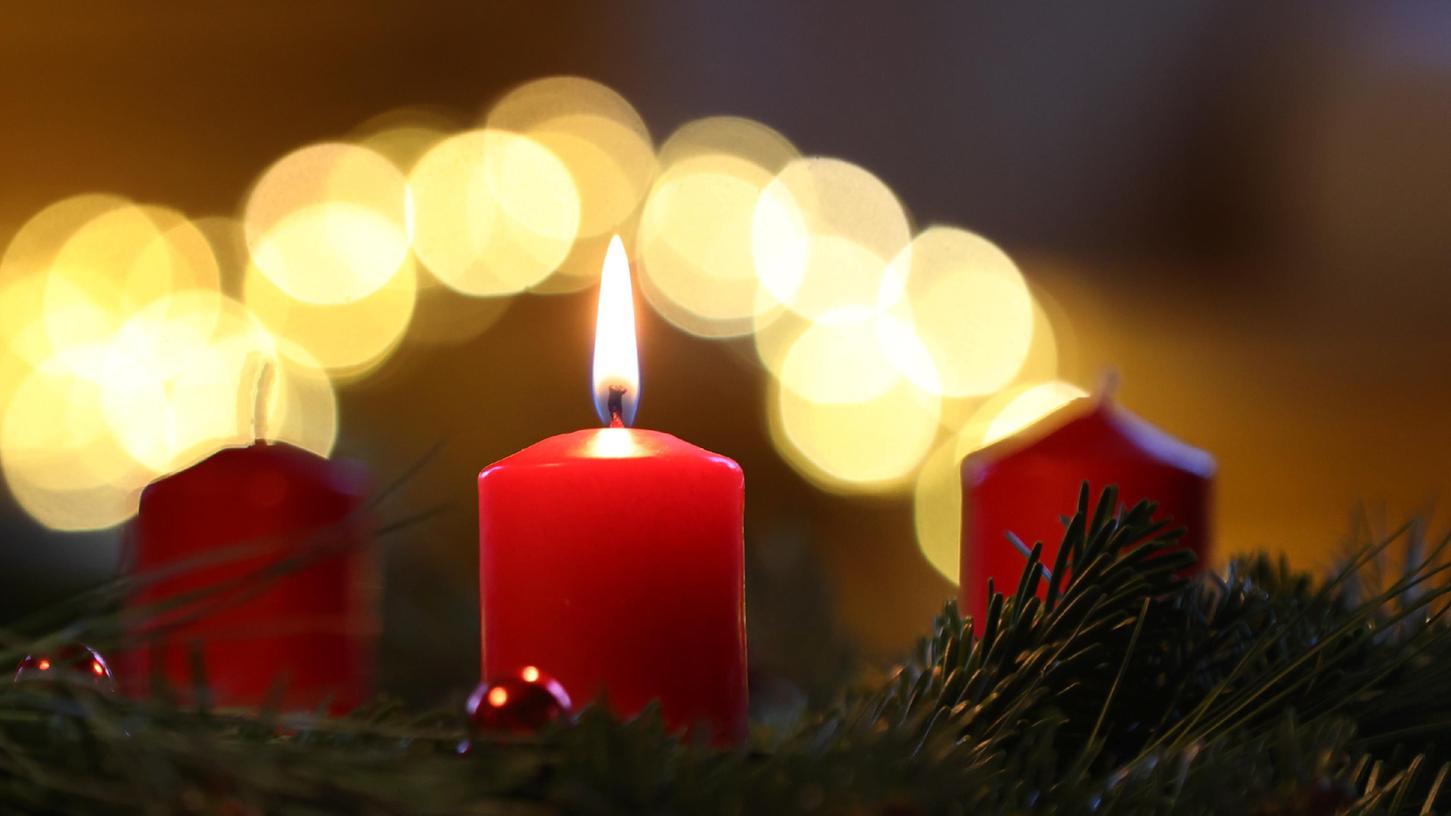 Nachdem ihre Nachbarn vergessen hatten, eine Kerze vom Adventskranz zu löschen, und diese schließlich herunterbrannte, verhinderte eine 33-Jährige den Vollbrand des Anwesens.
Nachdem ihre Nachbarn vergessen hatten, eine Kerze vom Adventskranz zu löschen, und diese schließlich herunterbrannte, verhinderte eine 33-Jährige den Vollbrand des Anwesens.