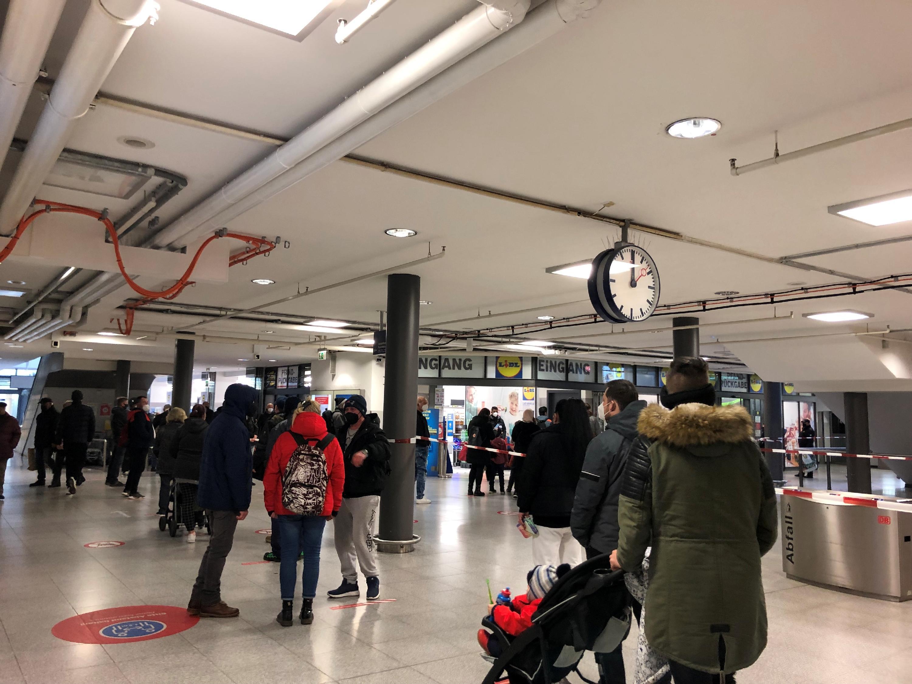 Alle Jahre wieder Lidl am Nürnberger Hauptbahnhof von Kunden überrannt