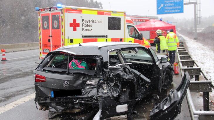 Der Fahrer aus Brandenburg hatte gerade die Betonabtrennung gerammt und stand auf dem Seitenstreifen, als sein VW Passat von einem Mazda, dessen Fahrer die Kontrolle über seinen Wagen verloren hatte, vollends zerstört wurde.