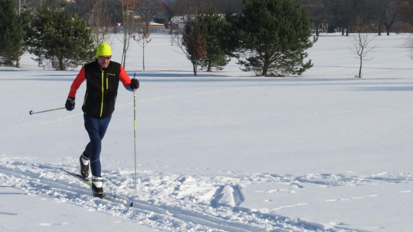 In der Fränkischen Schweiz, hier ein Langläufer auf der Loipe zwischen Kanndorf und Pottenstein, ist man bei ausreichend Schnee gut unterwegs.
In der Fränkischen Schweiz, hier ein Langläufer auf der Loipe zwischen Kanndorf und Pottenstein, ist man bei ausreichend Schnee gut unterwegs.
