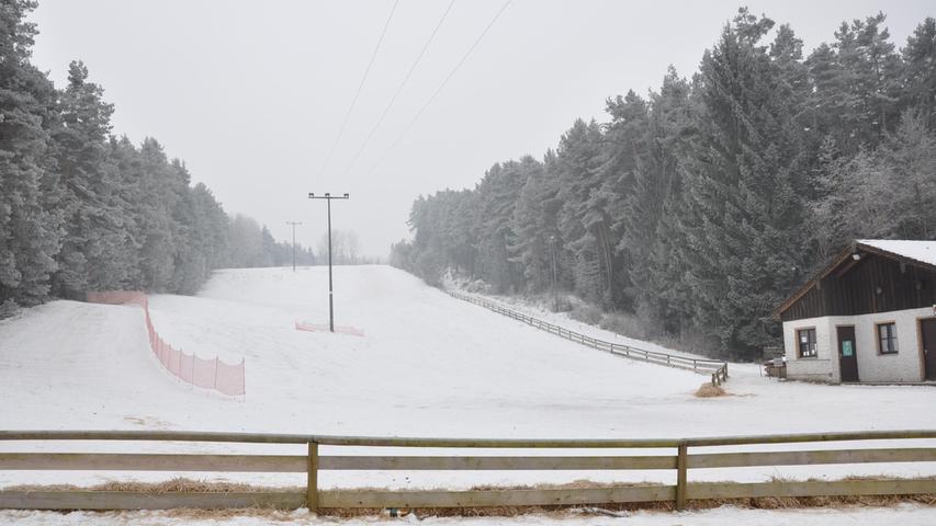 Der Skilift in Mitteleschenbach macht schon tagsüber was her, abends aber wartet ein besonderes Highlight: Nachtabfahrten unter Flutlicht.
Der Skilift in Mitteleschenbach macht schon tagsüber was her, abends aber wartet ein besonderes Highlight: Nachtabfahrten unter Flutlicht.