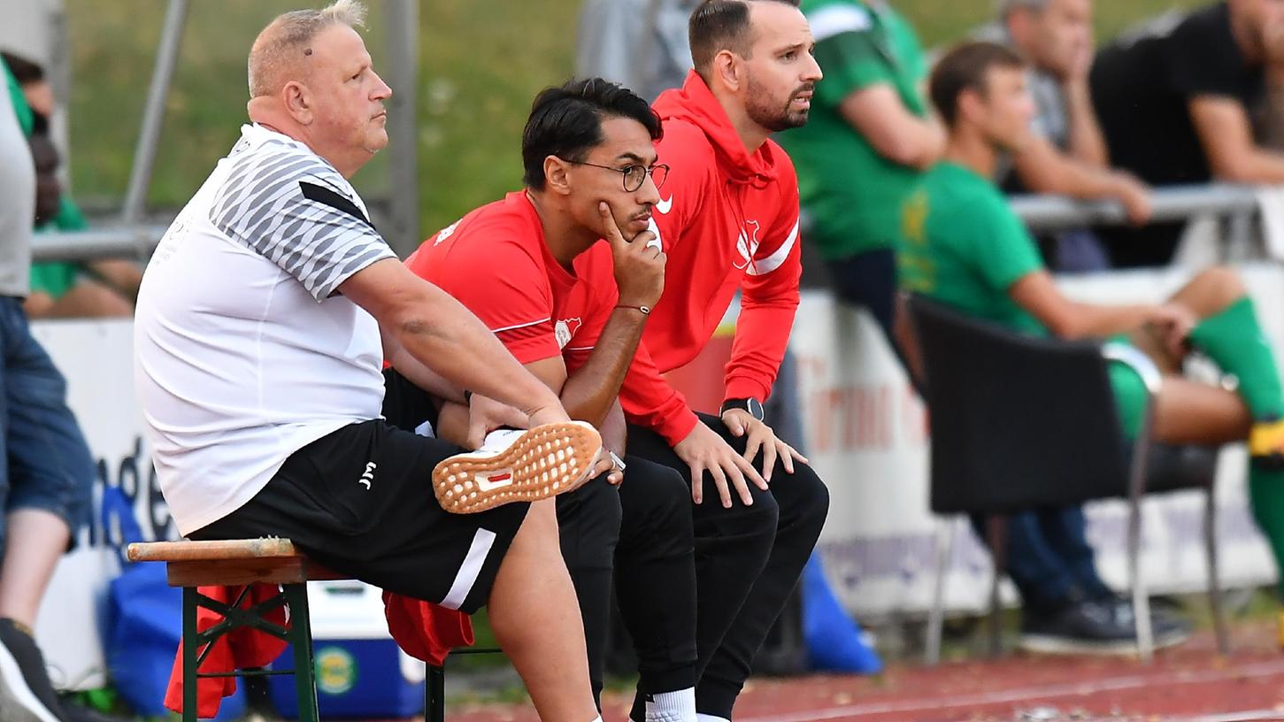 Zuletzt noch Assistent, nun Chefcoach beim ATSV Erlangen: Karim Fahrin (Mitte) mit Abteilungsleiter Jörg Markert (links) und dem ehemaligen Trainer Fabian Adelmann.
