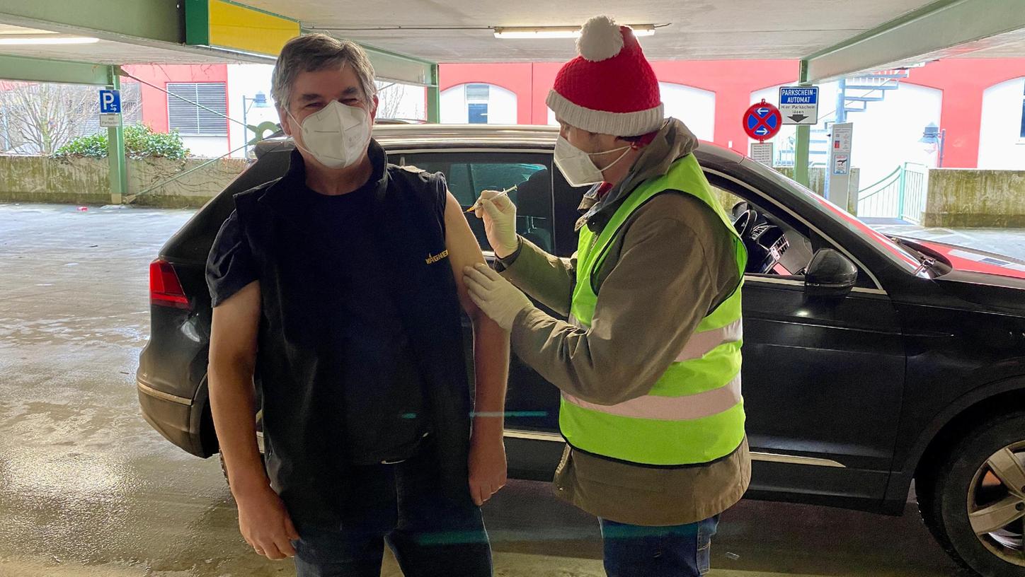 Weihnachtsdienst gegen das Virus leistete die Initiativgruppe an den Feiertagen an der Rother Drive-In-Impfstrecke.  