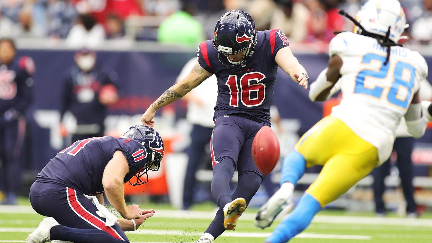 HOUSTON, TEXAS - DECEMBER 26: Dominik Eberle #16 of the Houston Texans kicks a 51-yard field goal as Cameron Johnston #11 holds the ball during the second quarter against the Los Angeles Chargers at NRG Stadium on December 26, 2021 in Houston, Texas.   Carmen Mandato/Getty Images/AFP
== FOR NEWSPAPERS, INTERNET, TELCOS & TELEVISION USE ONLY ==