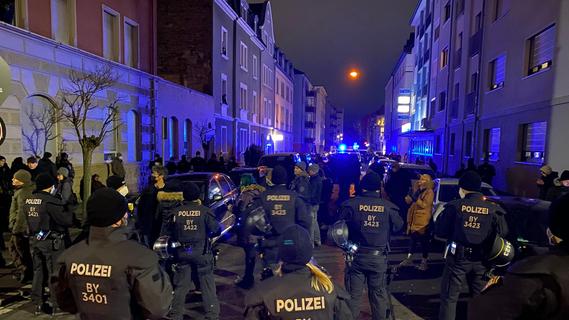 Kind bei Corona-Protesten in Franken verletzt - Polizei setzt Schlagstöcke und Pfefferspray ein