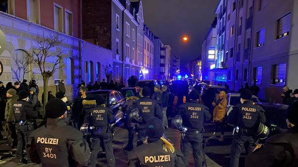 Kind bei Corona-Demonstration verletzt: Schlagstöcke und Pfefferspray kommen zum Einsatz