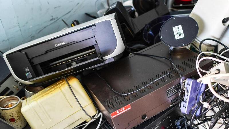 Die Rücknahmepflicht des Handels für alte Elektrogeräte wird 2022 ausgeweitet. Die Rücknahmepflicht des Handels für alte Elektrogeräte wird 2022 ausgeweitet.