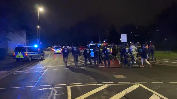 Die Demonstranten wollten ihren Unmut gegen die geltenden Corona-Maßnahmen zum Ausdruck bringen. Schon zu Beginn der unangemeldeten Versammlung schlug der Polizei, so wird die Situation im Pressebericht geschildert, eine "aufgeheizte, teils feindselige Stimmung entgegen."