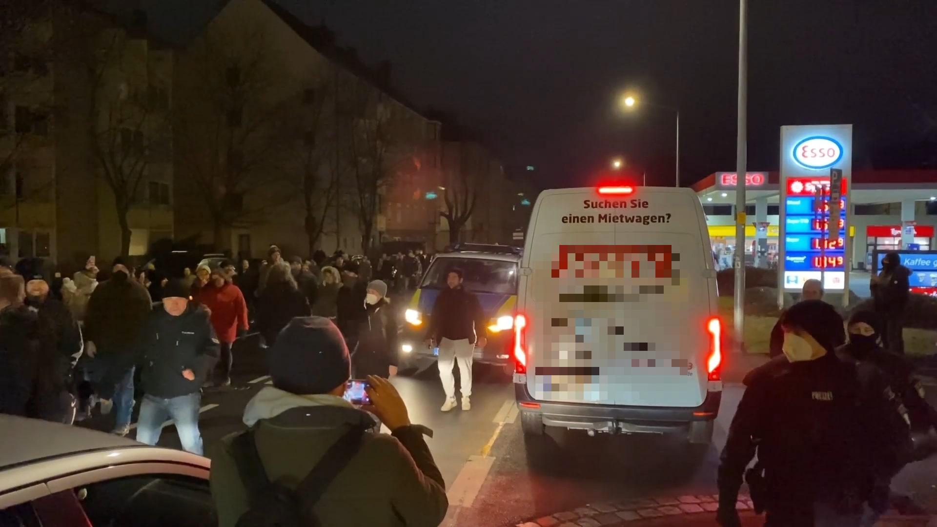Die Polizei versuchte indes, die angezeigte Versammlung mit Polizeiketten zu verhindern. Mit teils massiver Gewalt und tätlichen Angriffen sollen Demonstranten immer wieder versucht haben, die Absperrungen zu durchbrechen.
