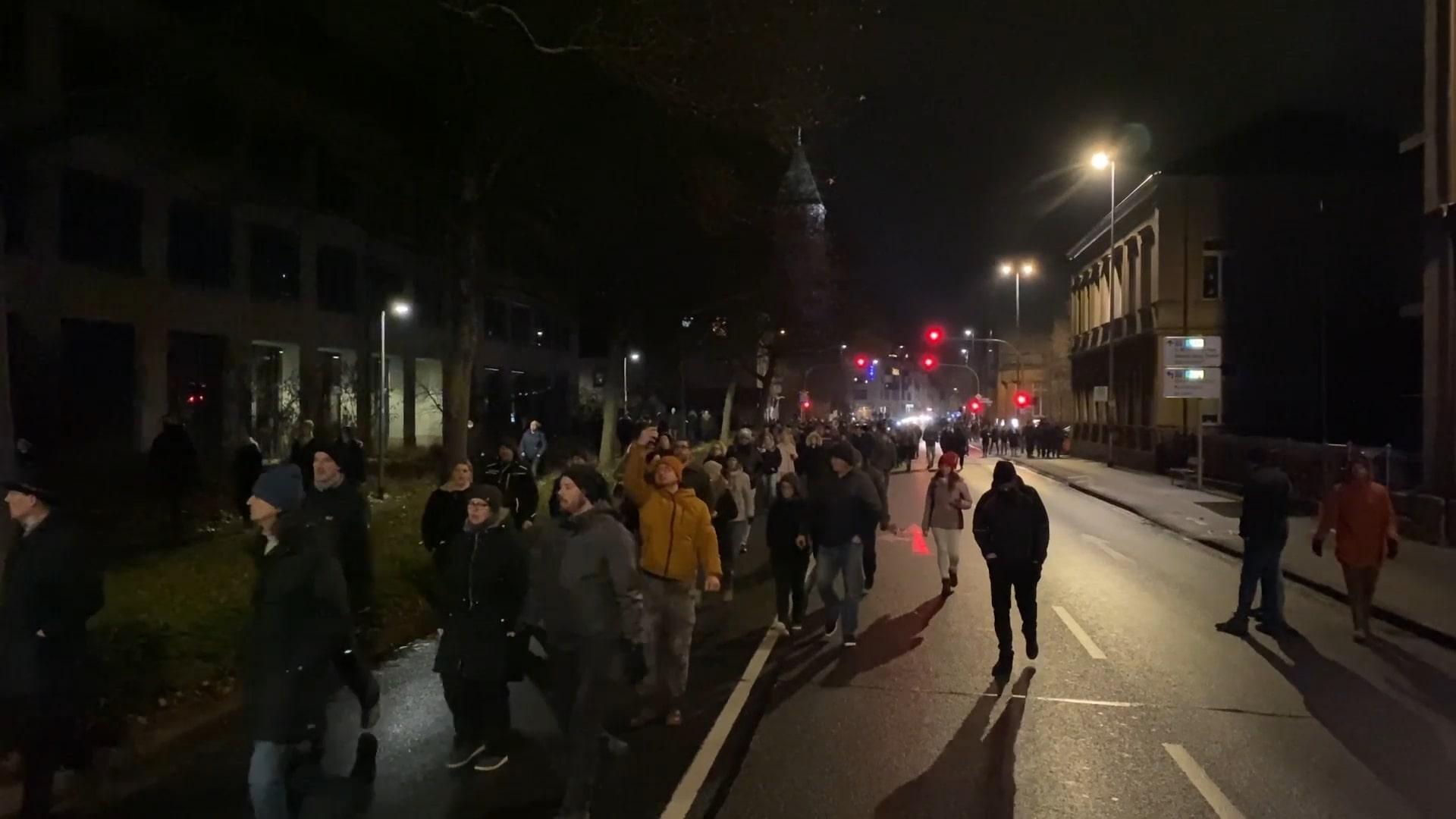 Gegen 19.05 Uhr versuchten erneut einige Teilnehmerinnen und Teilnehmer, eine Polizeiabsperrung zu überwinden. Um dies zu verhindern, setzten die Beamten Pfefferspray ein.