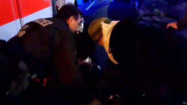 Ein vierjähriges Kind, welches von der Mutter beim Versuch, die Polizeiabsperrung zu überwinden mitgenommen wurde, kam dabei "mit einer Pfefferspraywolke in Kontakt", so die Polizei.