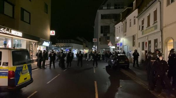 Gegen 20.40 Uhr stoppte die Polizei die Versammlung und löste sie auf.