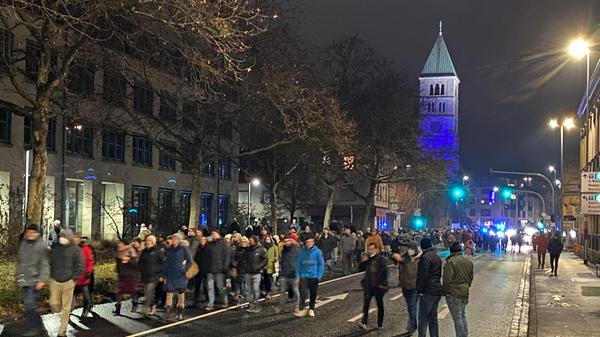 Acht Personen wurden vorläufig festgenommen. Die Polizei identifizierte vier Rädelsführer, die den unfriedlichen Protest organisierten. Gegen sie wurden Anzeigen erstattet.
