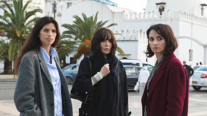 Maïwenn (links) als Norah, Isabelle Adjani als Zorah und Rachida Brakni als Djamila (rechts) leiden unter den traumatischen Ereignissen ihrer Kindheit.
Maïwenn (links) als Norah, Isabelle Adjani als Zorah und Rachida Brakni als Djamila (rechts) leiden unter den traumatischen Ereignissen ihrer Kindheit.