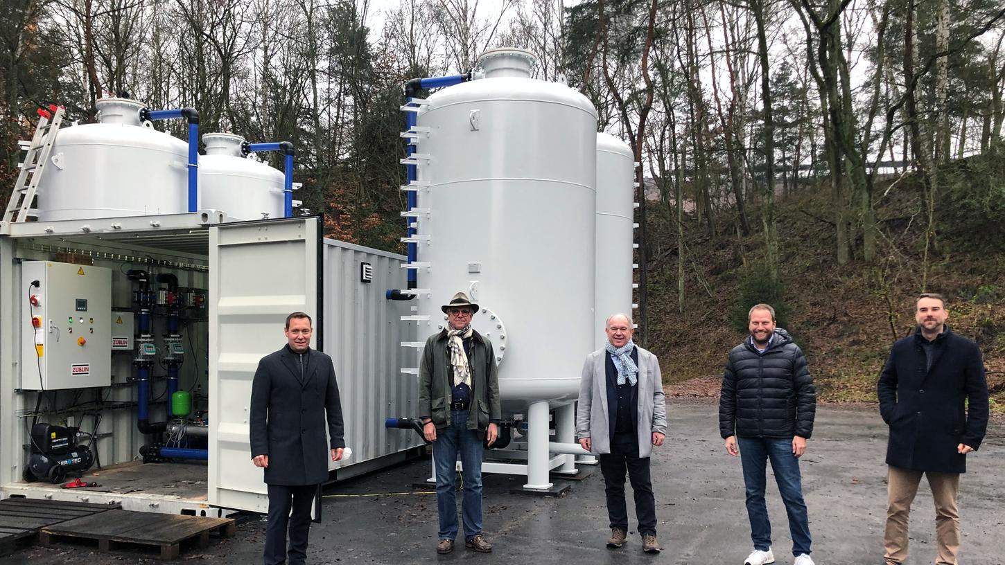 So sieht die Anlage (im Hintergrund) aus, die zu gleichen Teilen vom Unternehmen und von den Stadtwerken finanziert wurde. Von links im Bild: Landrat Armin Kroder, Stefan Seibel (Managing Director, Graphite Cova GmbH), Bürgermeister Klaus Hacker, Stadtwerke-Geschäftsführer Carsten Eckardt und der Röthenbacher Wirtschaftsförderer Bastian Streiberger. So sieht die Anlage (im Hintergrund) aus, die zu gleichen Teilen vom Unternehmen und von den Stadtwerken finanziert wurde. Von links im Bild: Landrat Armin Kroder, Stefan Seibel (Managing Director, Graphite Cova GmbH), Bürgermeister Klaus Hacker, Stadtwerke-Geschäftsführer Carsten Eckardt und der Röthenbacher Wirtschaftsförderer Bastian Streiberger.
