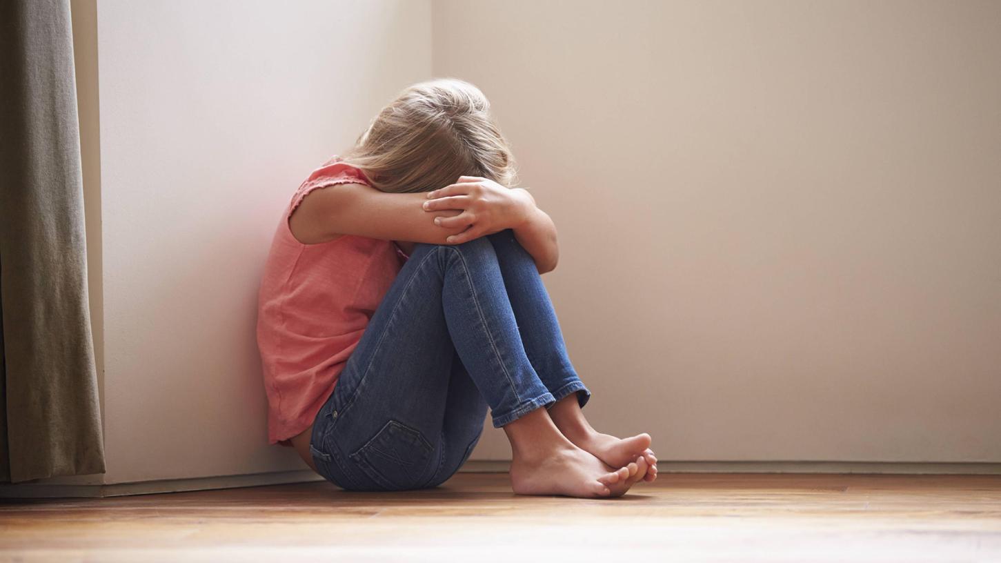 Ein Mann, der als Lehrer Beziehungen zu Minderjährigen gesucht hat, arbeitet jetzt für Nürnberger Vereine. Ein Mann, der als Lehrer Beziehungen zu Minderjährigen gesucht hat, arbeitet jetzt für Nürnberger Vereine.