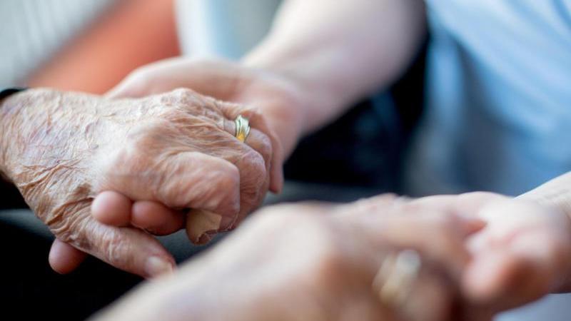 Der Besuchsdienst des Malteser Hilfsdiensts vermittelt Ehrenamtliche an Senioren. Der Besuchsdienst des Malteser Hilfsdiensts vermittelt Ehrenamtliche an Senioren.