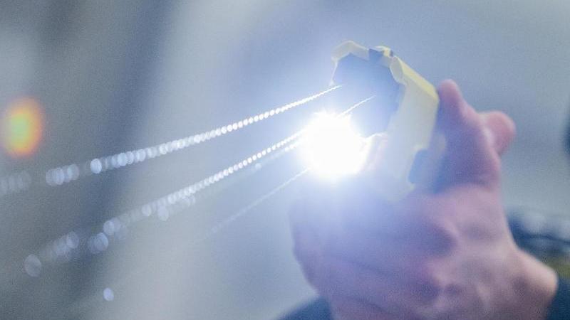 Am Samstag wurde zwei Polizeibeamten von einem unter Drogeneinfluss stehenden Mann angegriffen und verletzt. Am Samstag wurde zwei Polizeibeamten von einem unter Drogeneinfluss stehenden Mann angegriffen und verletzt.