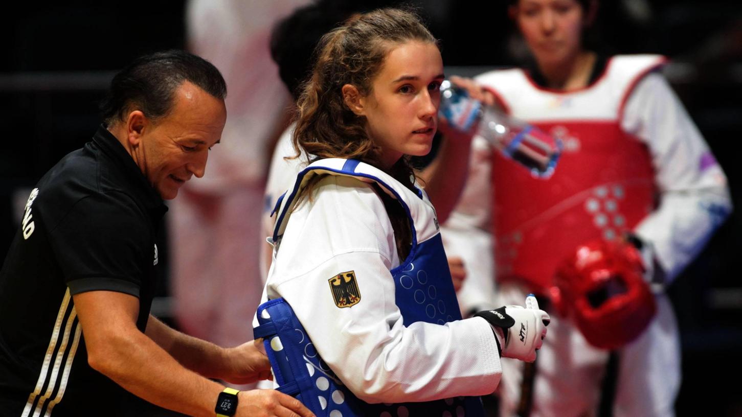 Konzentrierter Blick: Taekwondo-Kämpferin Alema Hadzic hat das Talent, den nötigen Ehrgeiz und mit Özer Gülec (links) den passenden Trainer, um es in ihrem Sport noch ganz nach oben zu schaffen.