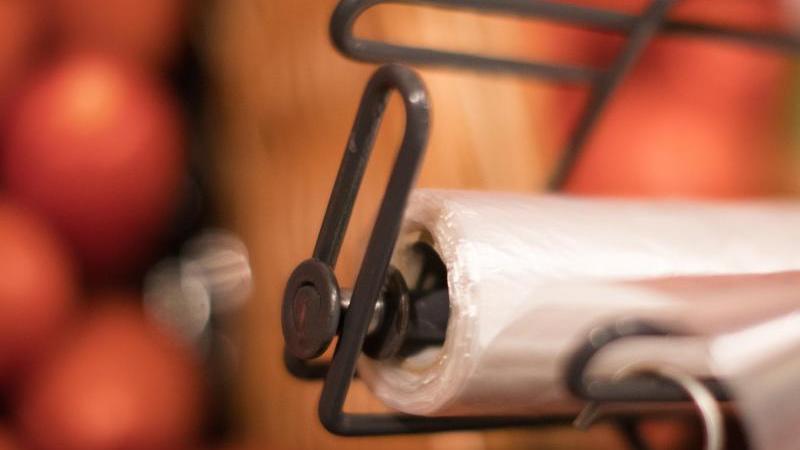 Die dünnen Plastiktüten für Obst und Gemüse bleiben weiterhin erlaubt. Umweltschützer raten jedoch zu wiederverwendbaren Mehrwegnetzen. Die dünnen Plastiktüten für Obst und Gemüse bleiben weiterhin erlaubt. Umweltschützer raten jedoch zu wiederverwendbaren Mehrwegnetzen.