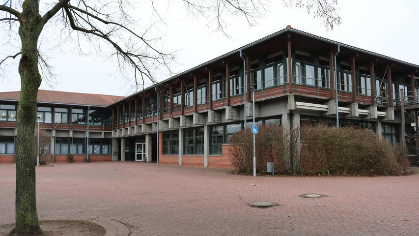 Das Gebäude der Mittelschule im Schulzentrum in Bad Windsheim ist weit über 30 Jahre alt – es besteht Sanierungsbedarf.
Das Gebäude der Mittelschule im Schulzentrum in Bad Windsheim ist weit über 30 Jahre alt – es besteht Sanierungsbedarf.